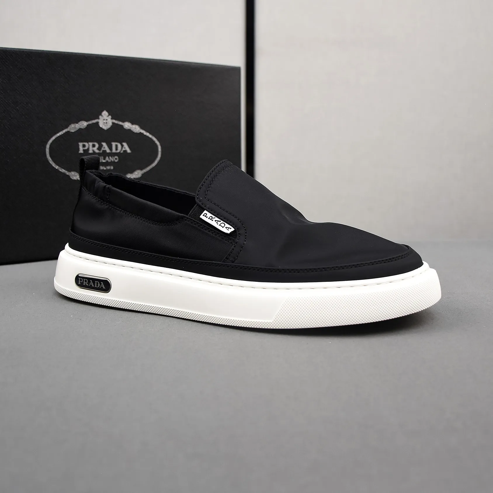 PP380❣️❣️❣️Prada breathable cloth shoes, the upper is made of comfortable and breathable fabric, and the ultra-light soft foam outsole. Men's size 39-44.